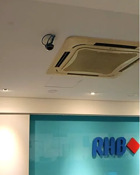 Kamera siling di ruang pejabat cawangan bank