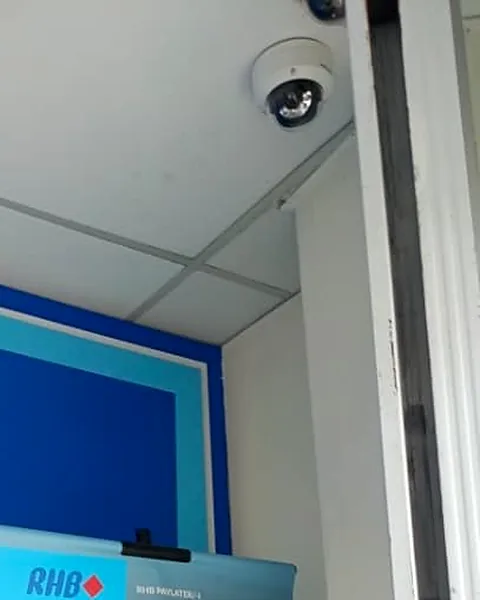 Kamera dome dipasang di siling cawangan bank